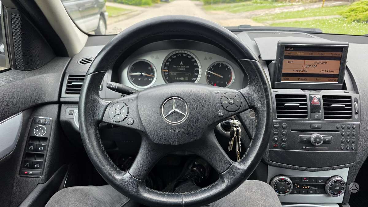 Mercedes-Benz C220 2008 — салон