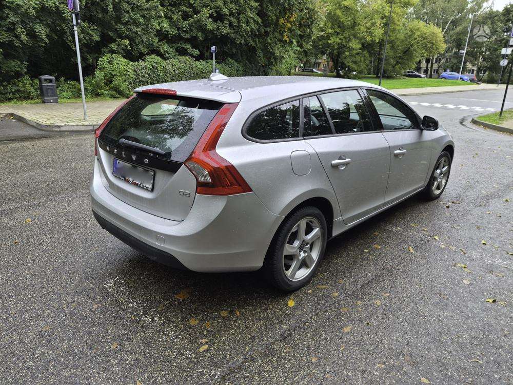 Volvo V60 2012 — двигун 1560 cm³, 114 HP (84kW)