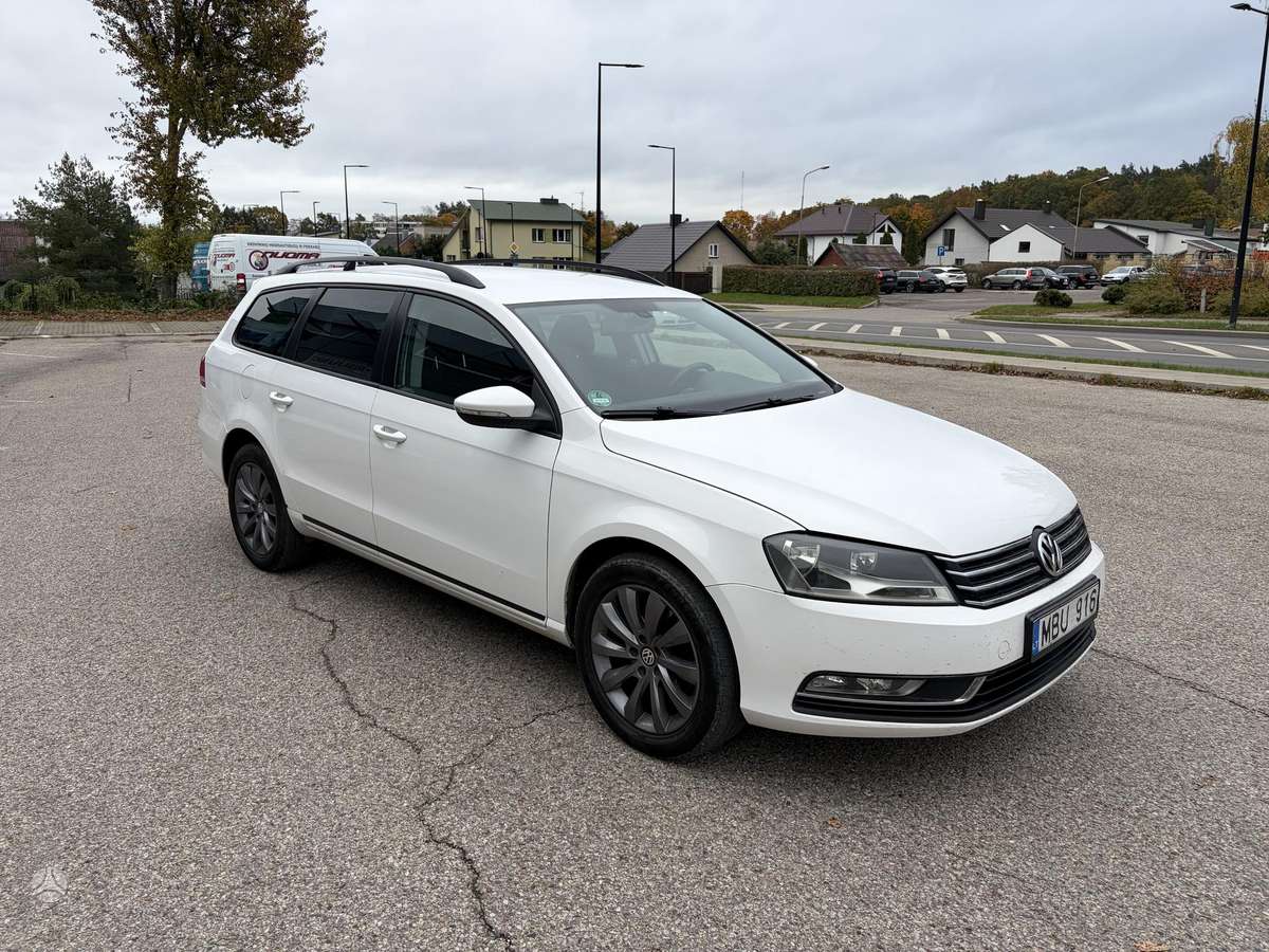 Volkswagen Passat 2011 — вигляд ззаду