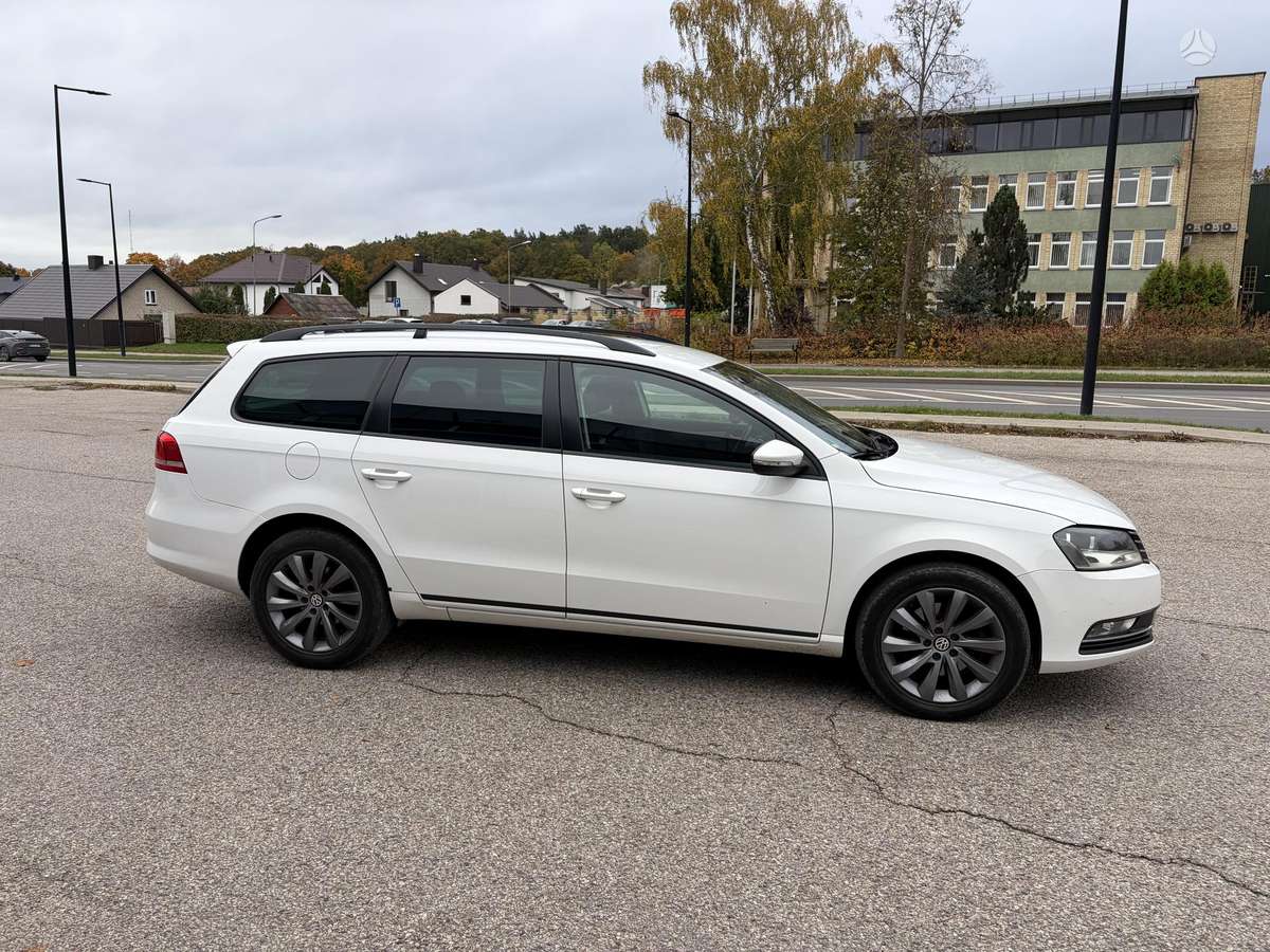 Volkswagen Passat 2011 — салон