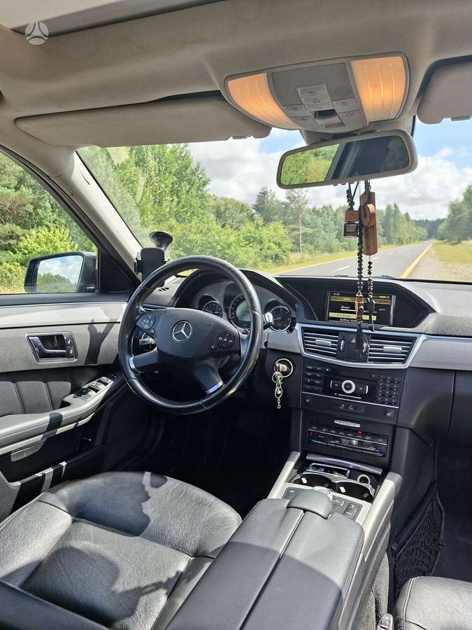 Mercedes-Benz E300 2011 — photo 11