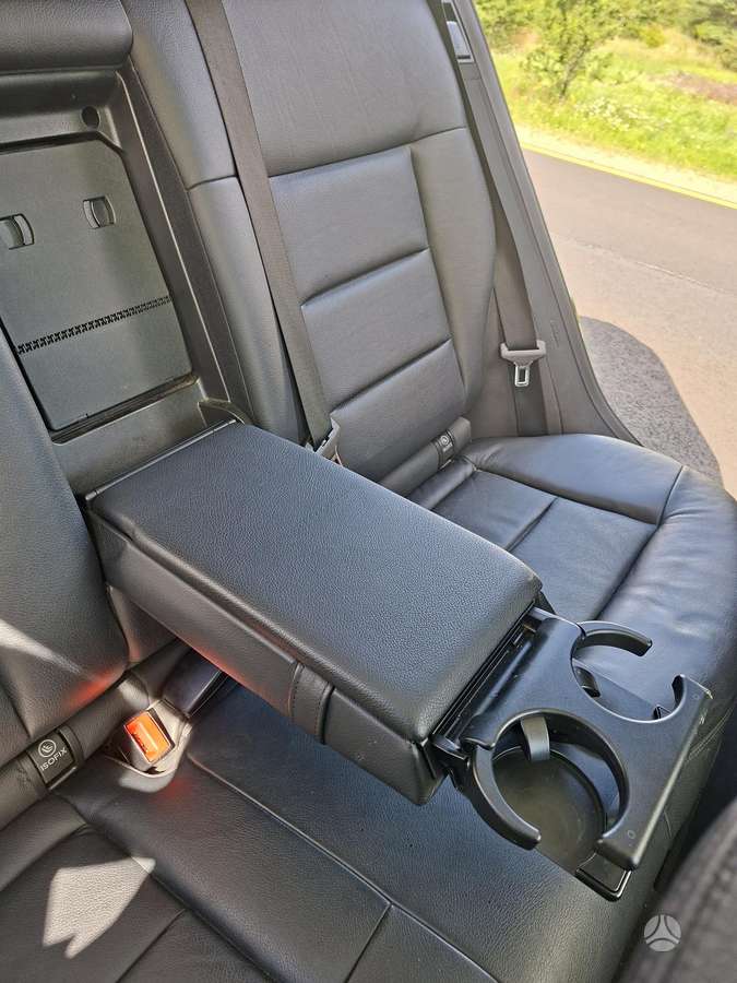 Mercedes-Benz E300 2011 — photo 13