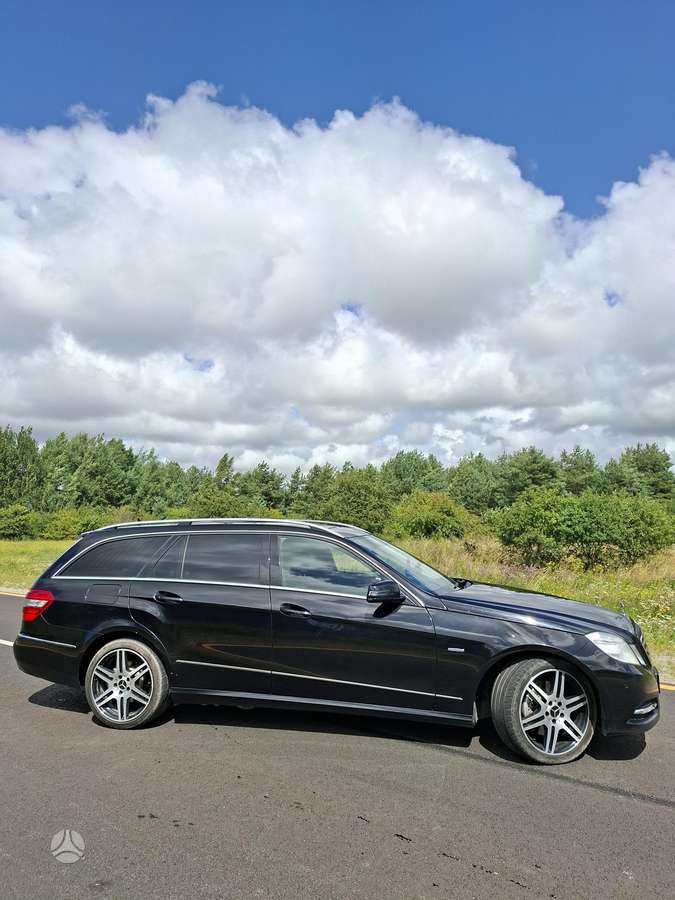 Mercedes-Benz E300 2011 — rear view