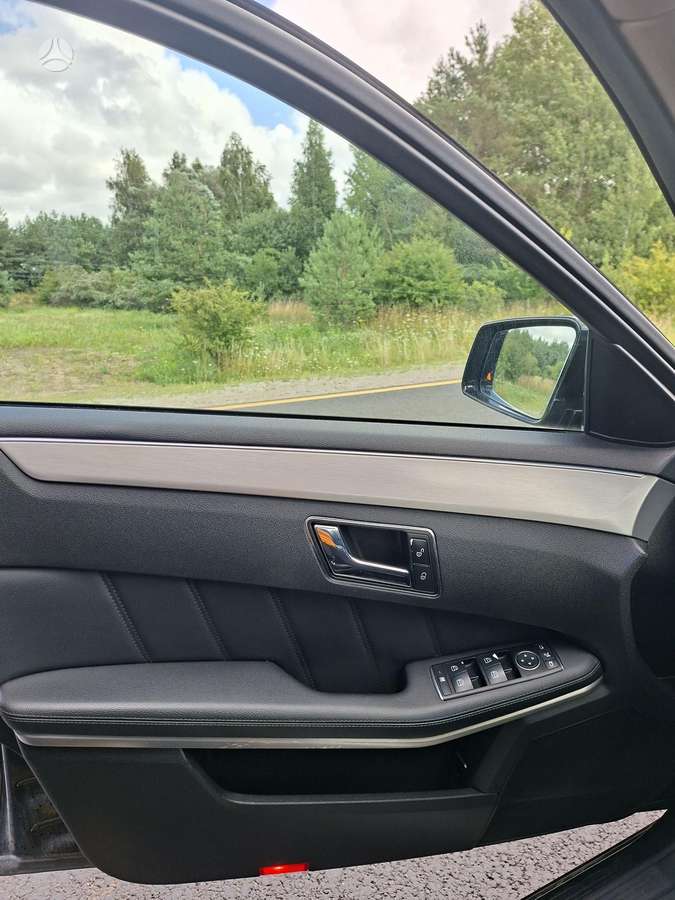 Mercedes-Benz E300 2011 — photo 8