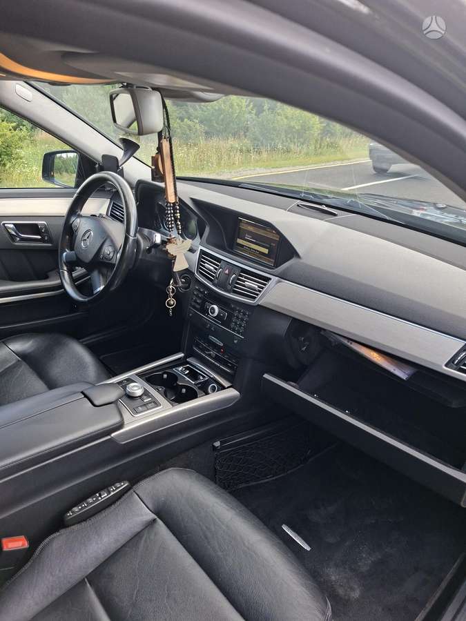 Mercedes-Benz E300 2011 — photo 9