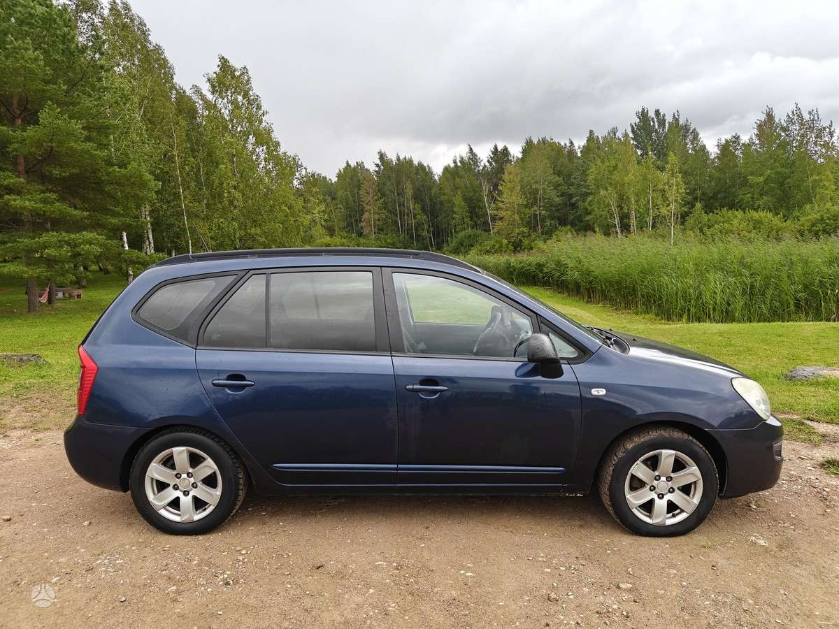 Kia Carens 2007 — rear view