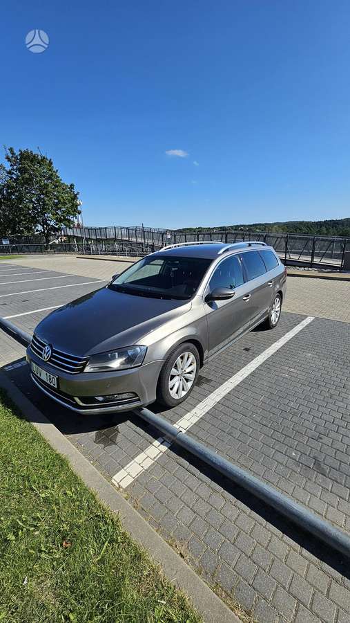 Volkswagen Passat 2012 — rear view