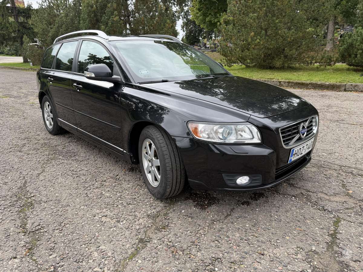 Volvo V50 2011 — салон