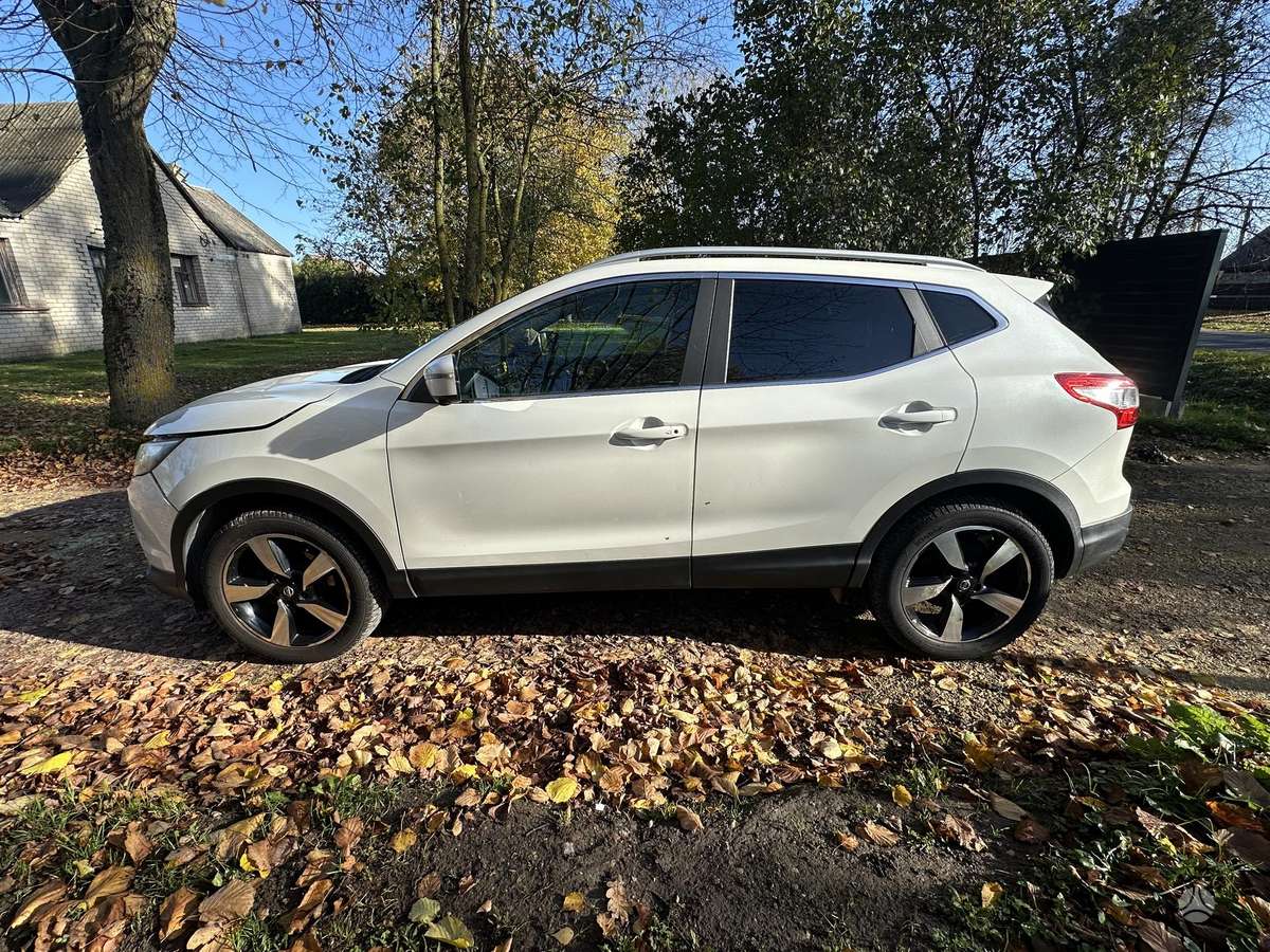 Nissan Qashqai 2015 — interior