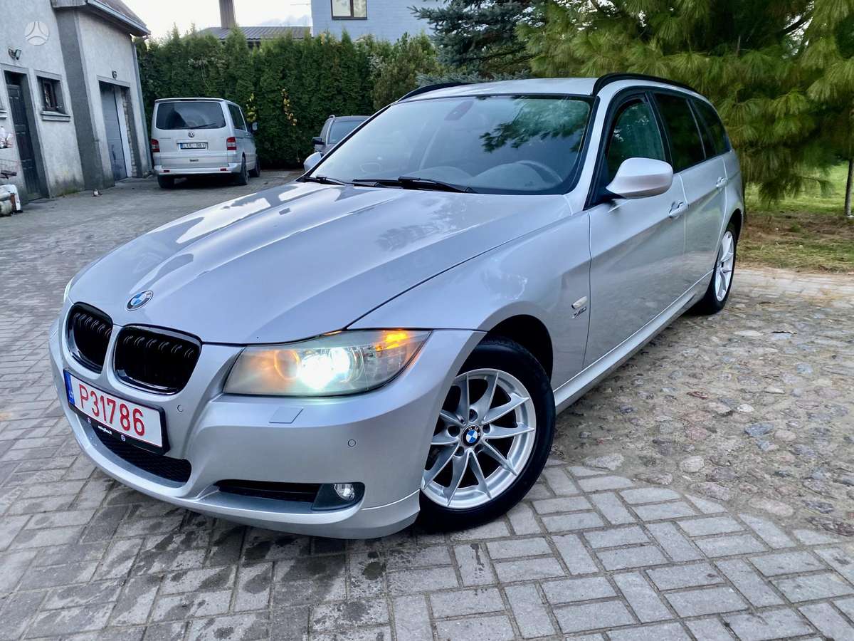 BMW 320 2011 — вигляд ззаду