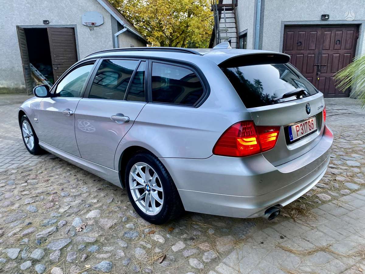 BMW 320 2011 — салон