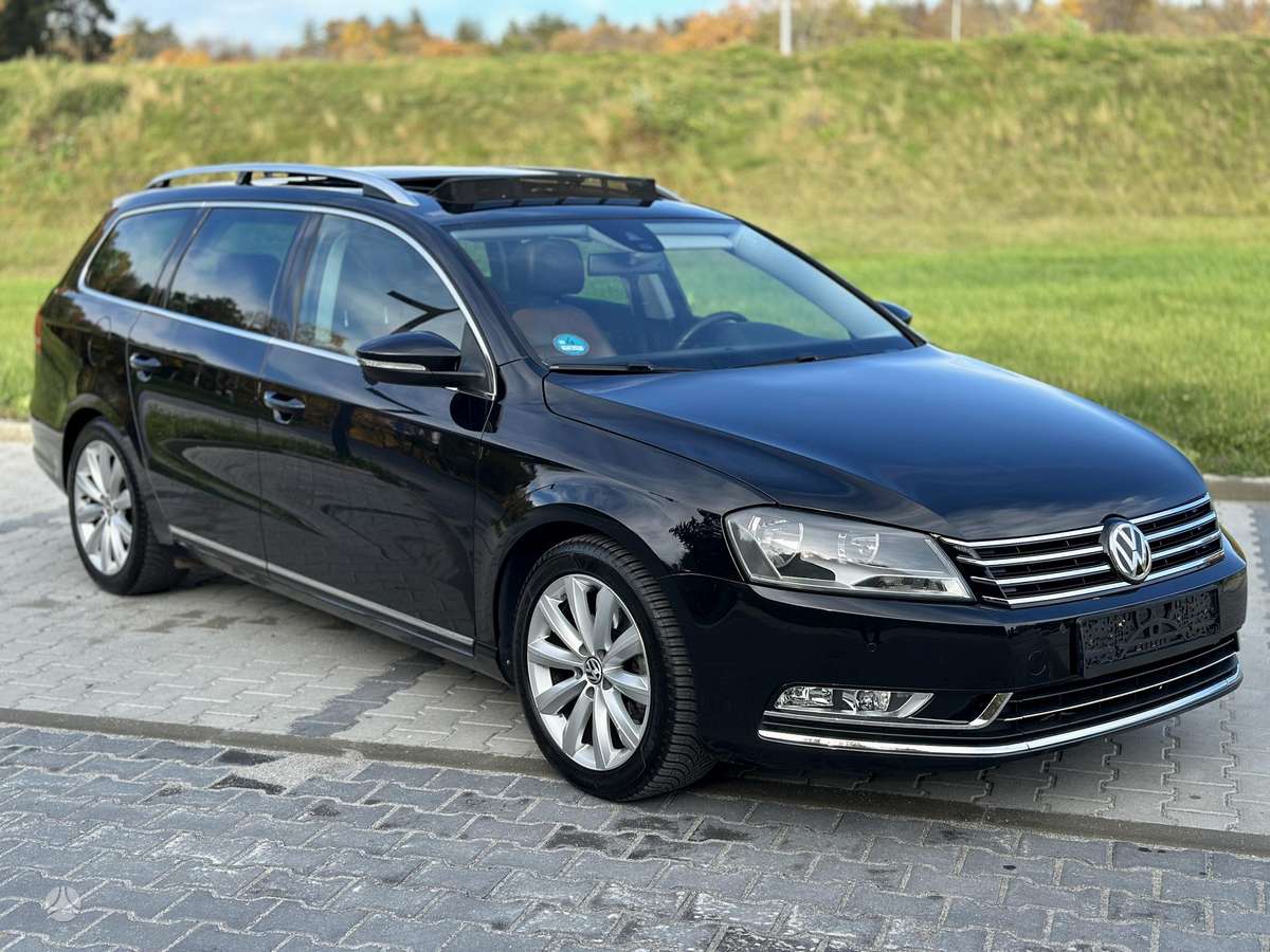 Volkswagen Passat 2012 — rear view