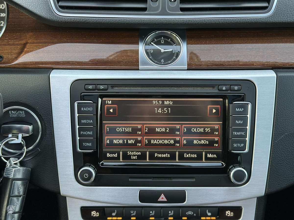 Volkswagen Passat 2012 — photo 23