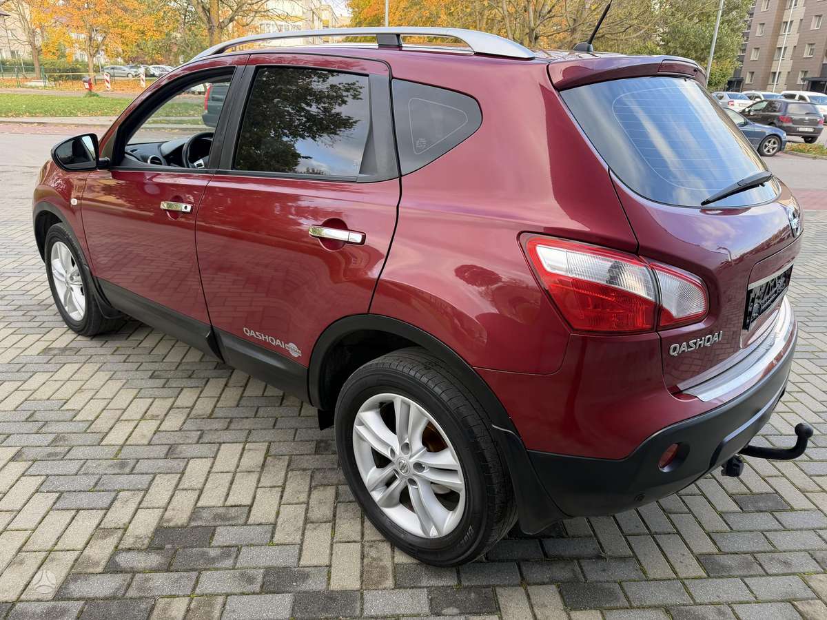 Nissan Qashqai 2012 — rear view