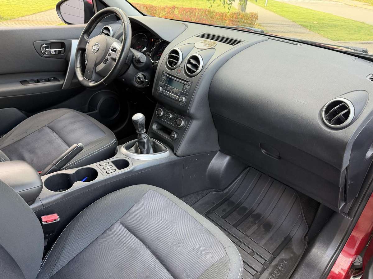 Nissan Qashqai 2012 — engine 1600 cm³, 131 HP (96kW)