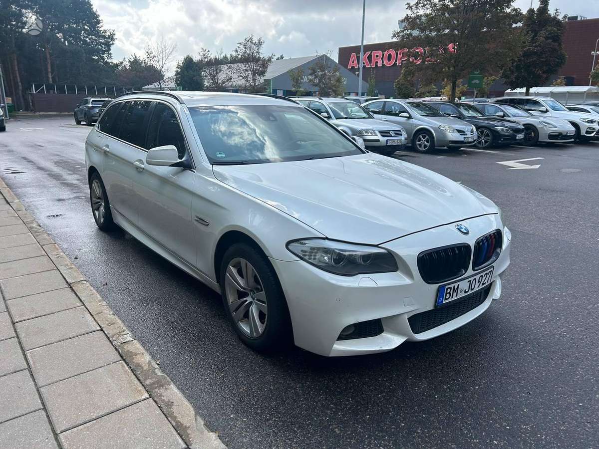 BMW 530 2010 — interior
