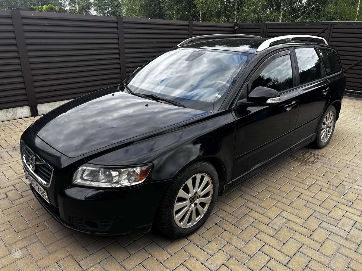 Volvo V50 2011 — rear view