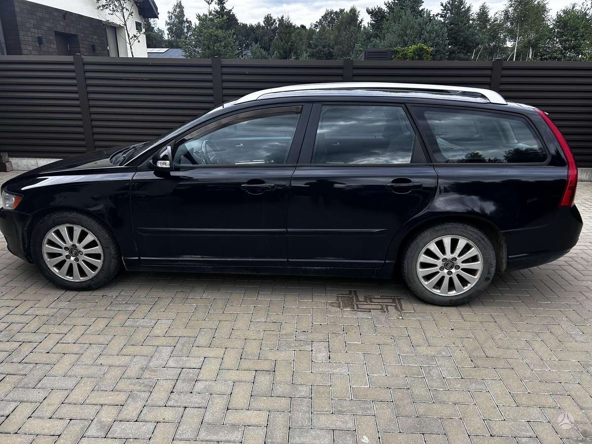 Volvo V50 2011 — interior