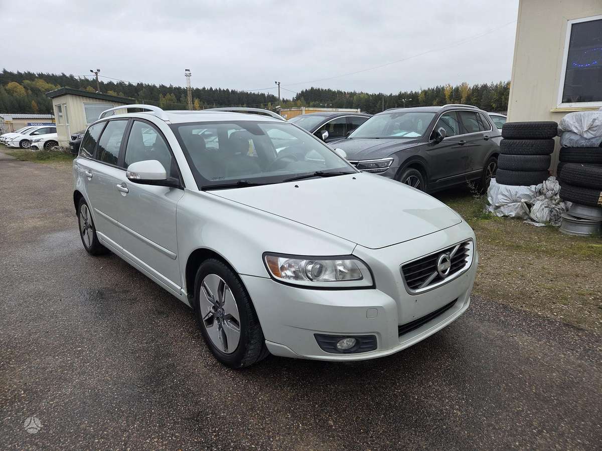 Volvo V50 2012 — interior