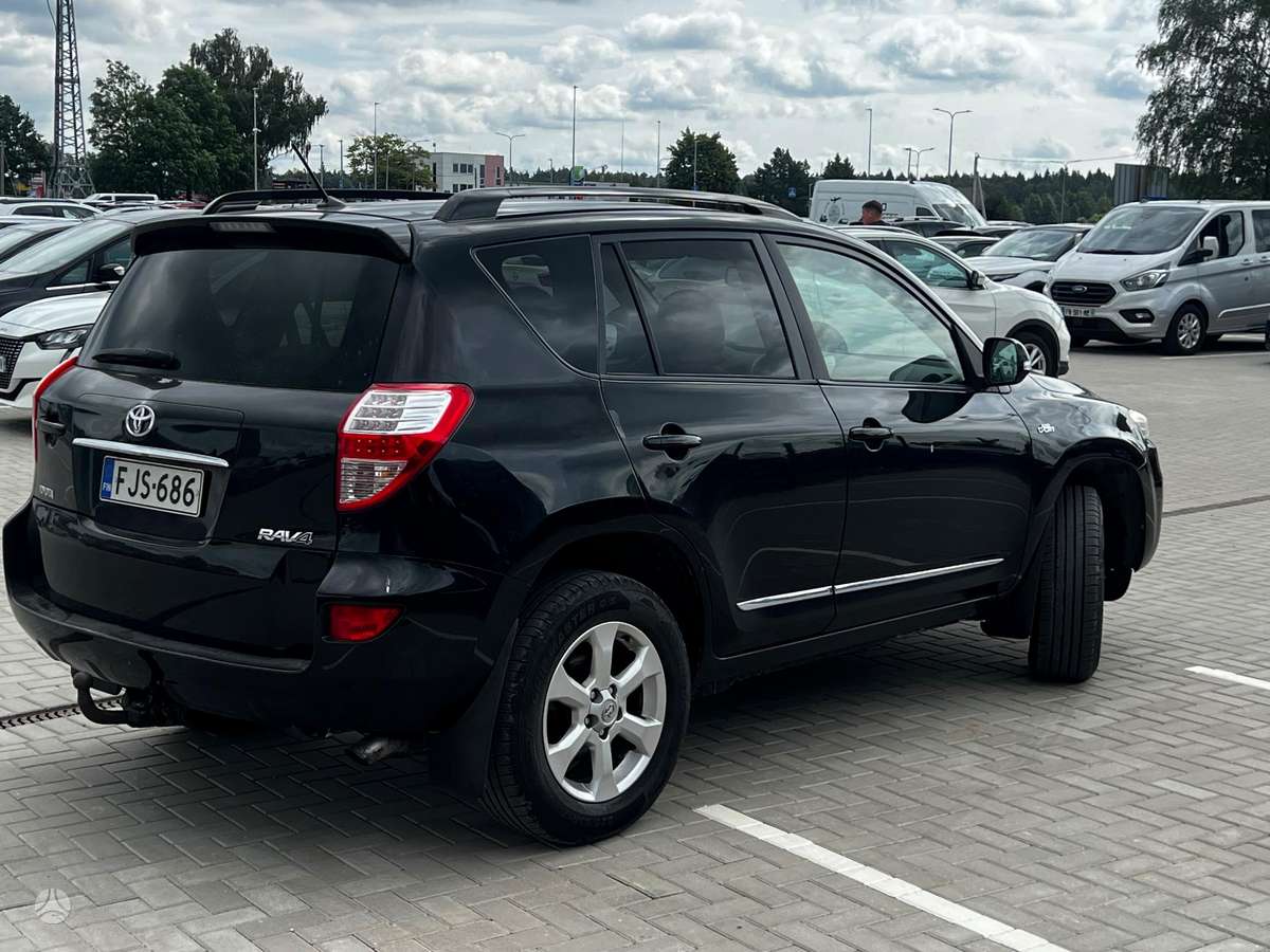 Toyota RAV4 2010 — rear view