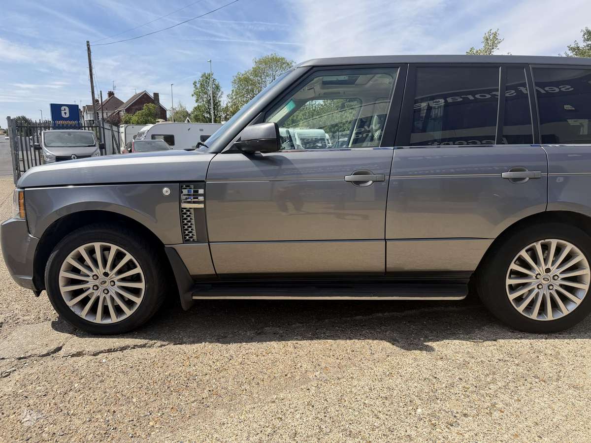 Land Rover 2011 — двигун 4367 cm³, 313 HP (230kW)