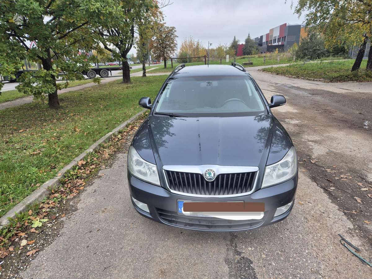 Skoda Octavia 2012 — rear view