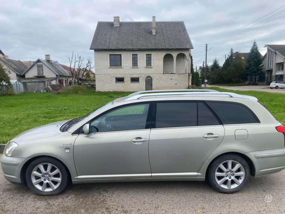 Toyota Avensis 2004 — rear view