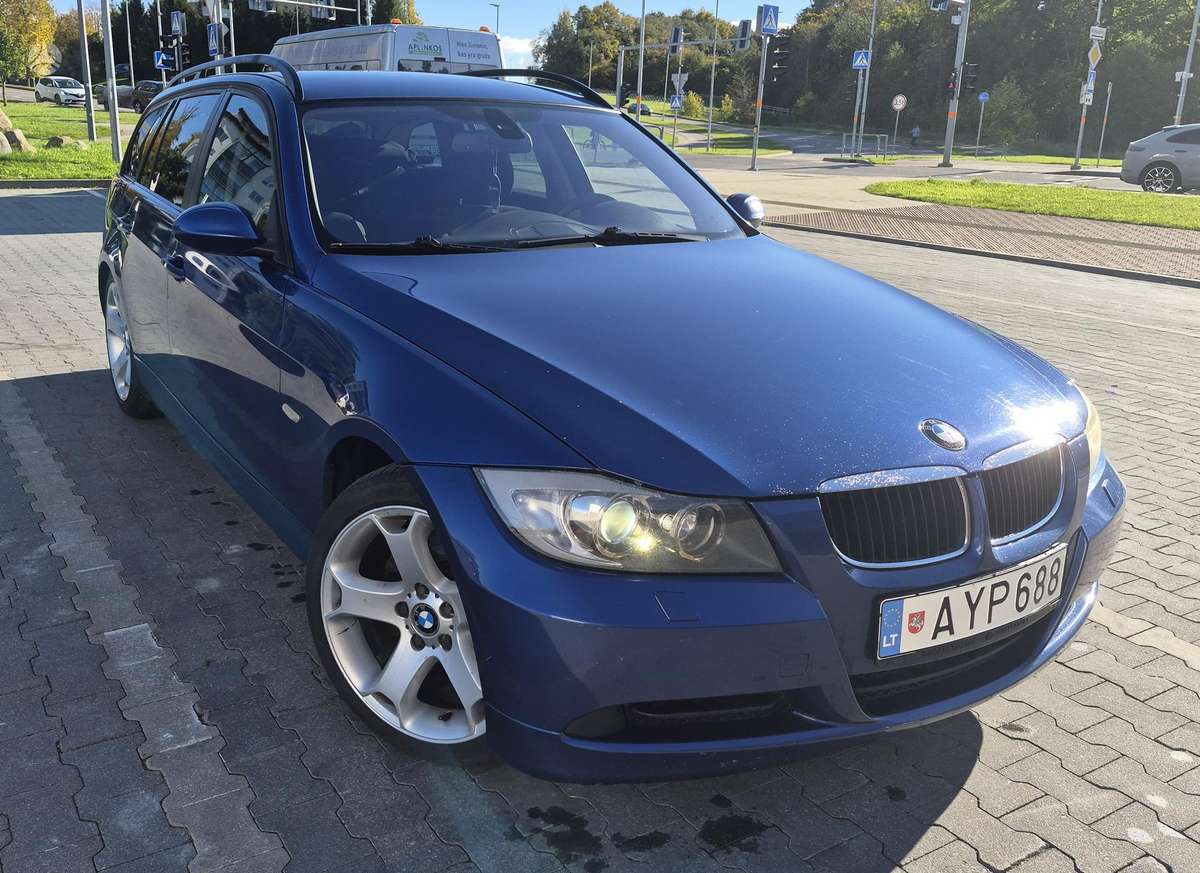 BMW 320 2008 — rear view