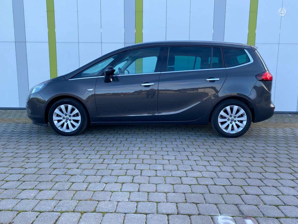 Opel Zafira 2013 — rear view