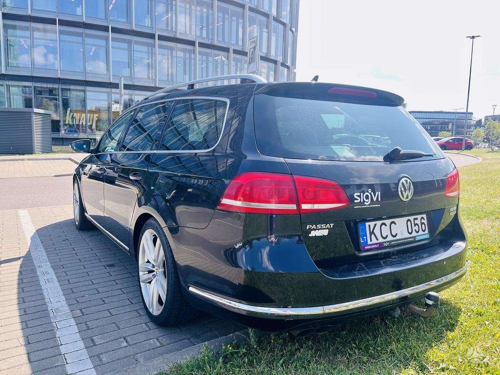 Volkswagen Passat 2011 — rear view