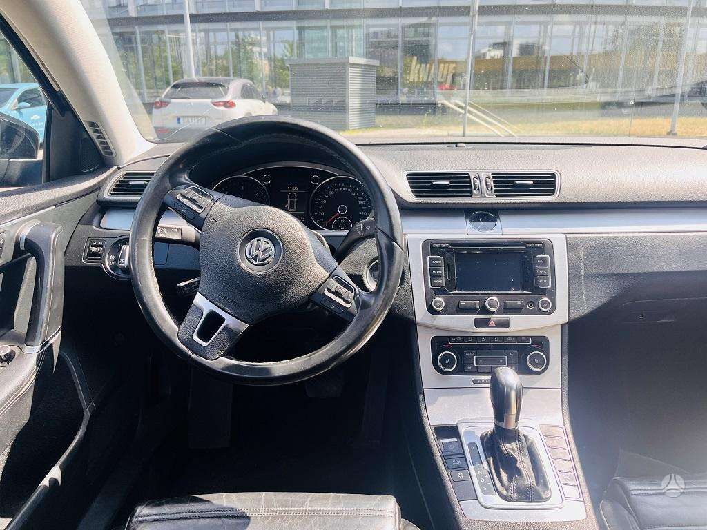 Volkswagen Passat 2011 — interior