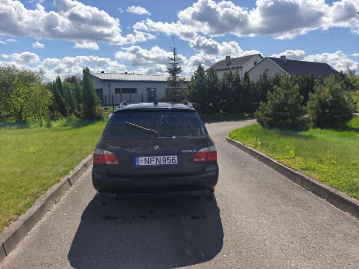 BMW 530 2004 — вигляд ззаду