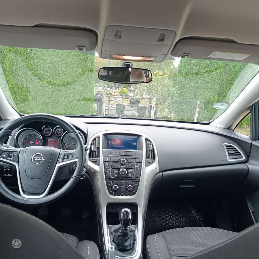 Opel Astra 2012 — photo 11