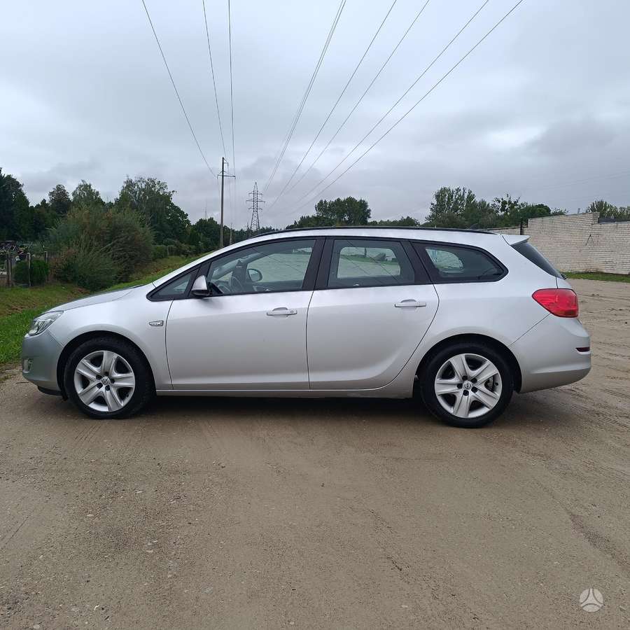 Opel Astra 2012 — rear view