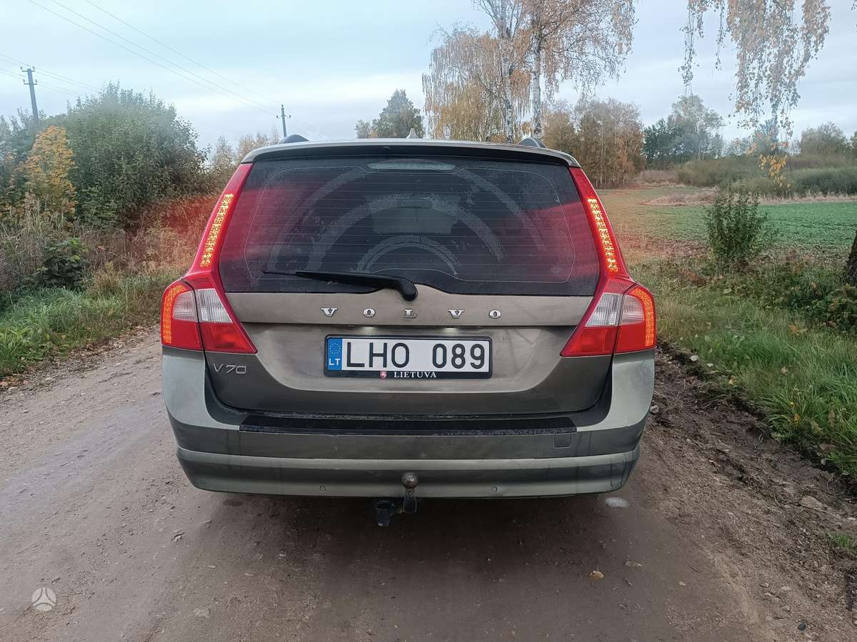 Volvo V70 2010 — вигляд ззаду