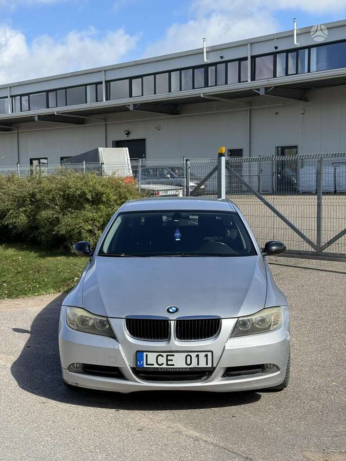 BMW 320 2007 — rear view