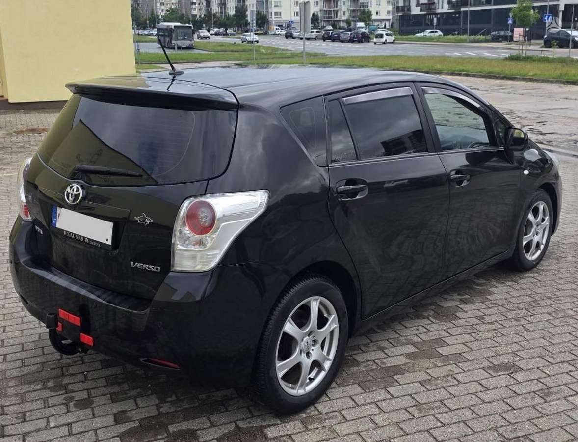 Toyota Verso 2010 — engine 1998 cm³, 126 HP (93kW)
