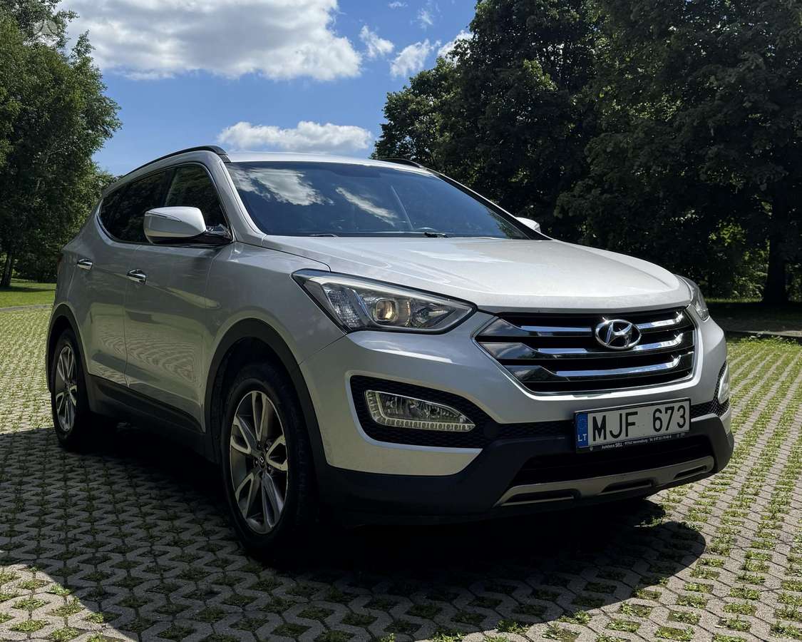 Hyundai Santa 2013 — rear view