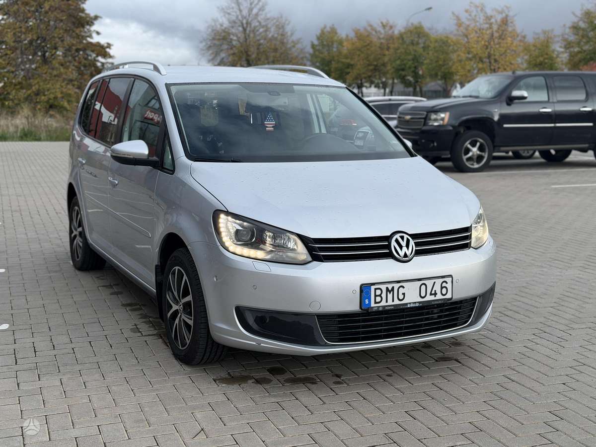 Volkswagen Touran 2012 — вигляд ззаду