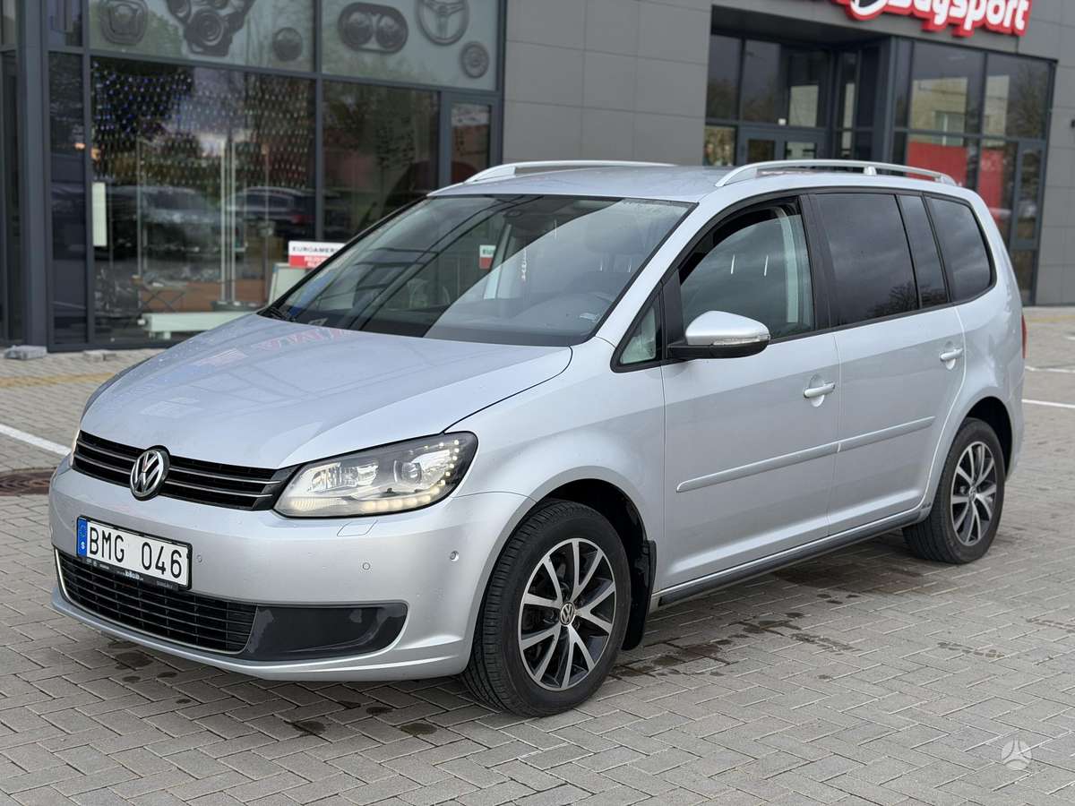 Volkswagen Touran 2012 — салон