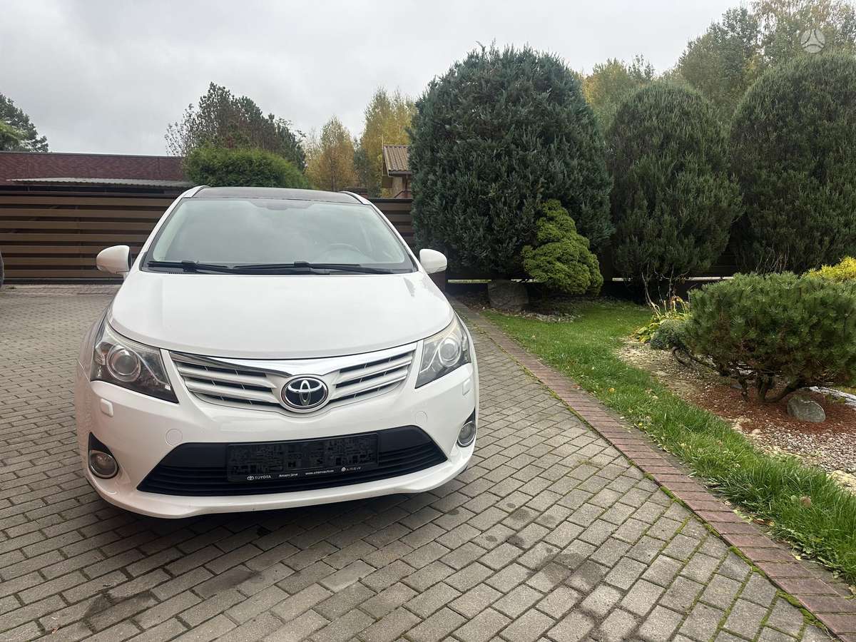 Toyota Avensis 2014 — вигляд ззаду