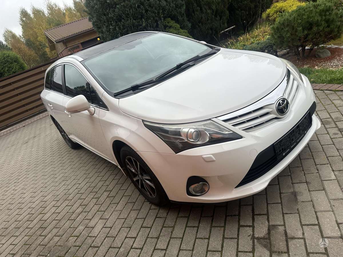 Toyota Avensis 2014 — салон