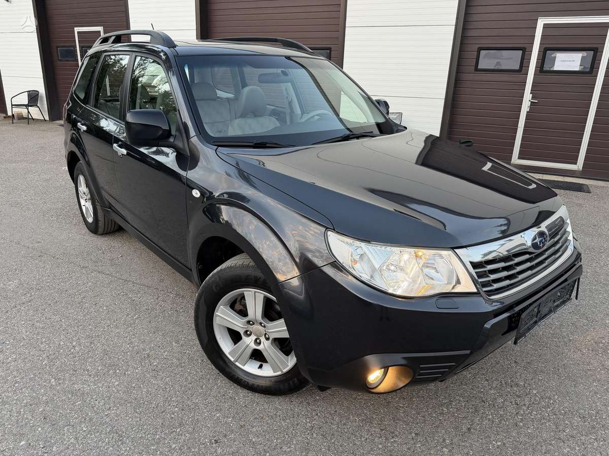 Subaru Forester 2009 — rear view