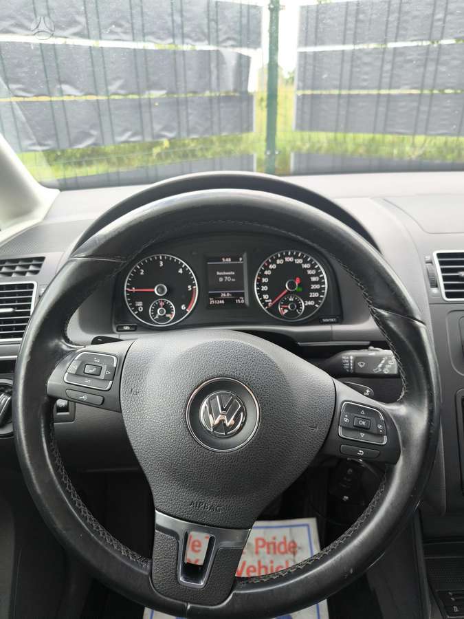 Volkswagen Touran 2011 — photo 11