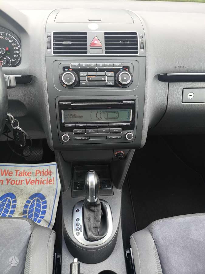 Volkswagen Touran 2011 — photo 12