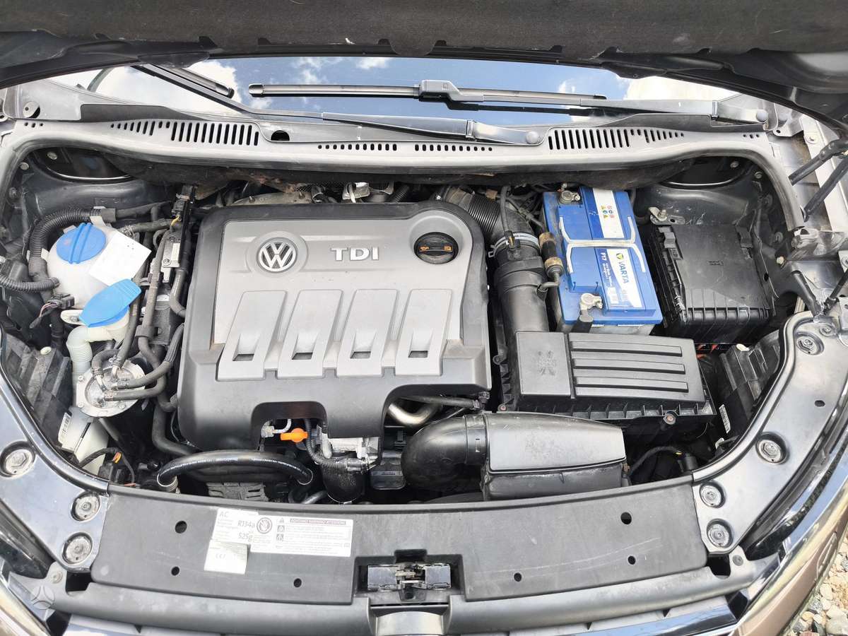 Volkswagen Touran 2011 — photo 14