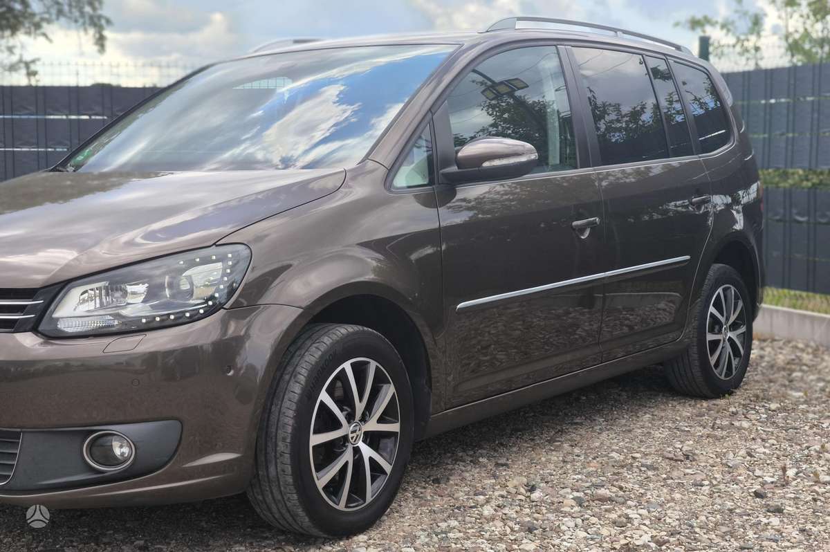 Volkswagen Touran 2011 — rear view