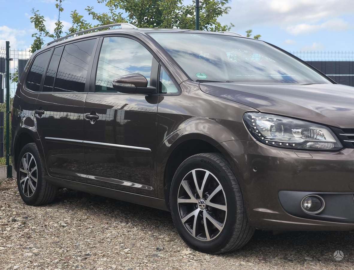 Volkswagen Touran 2011 — interior