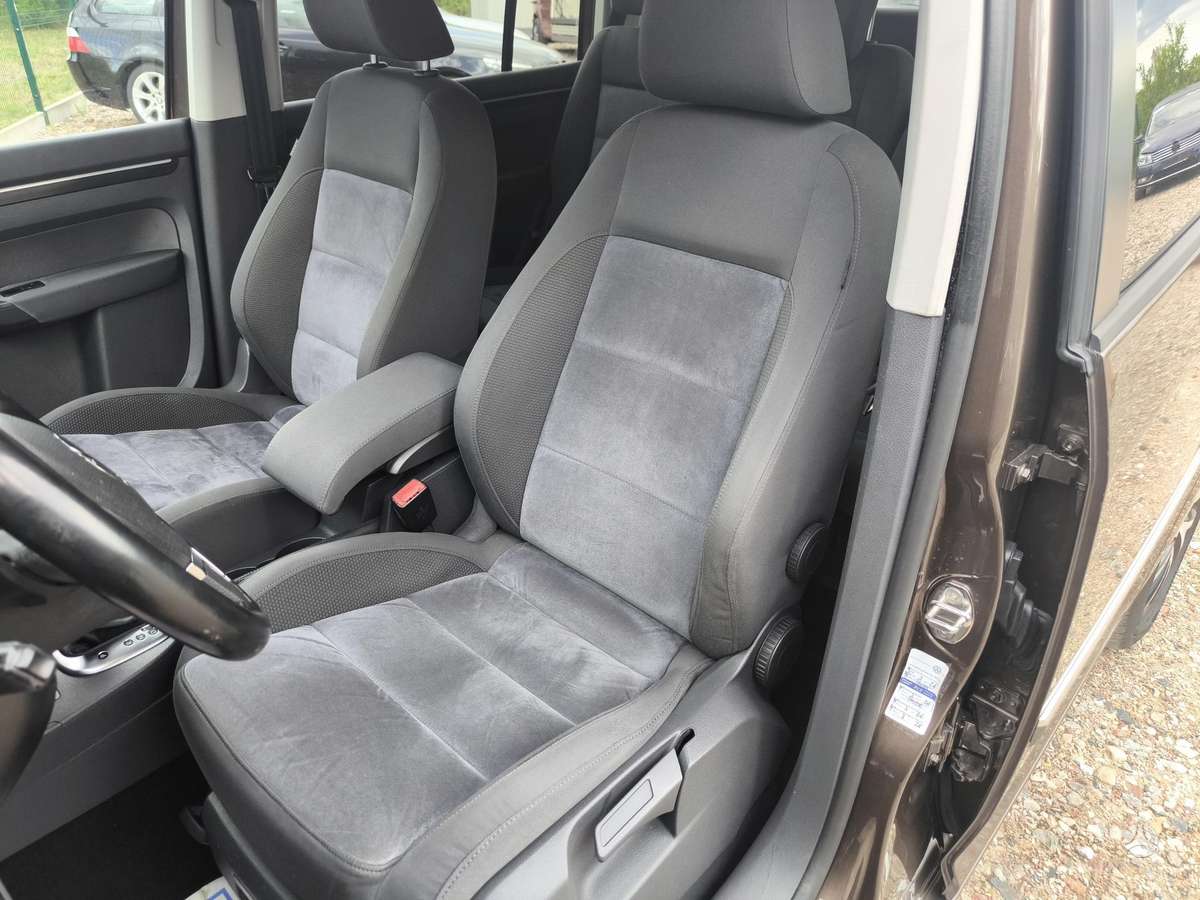 Volkswagen Touran 2011 — photo 8