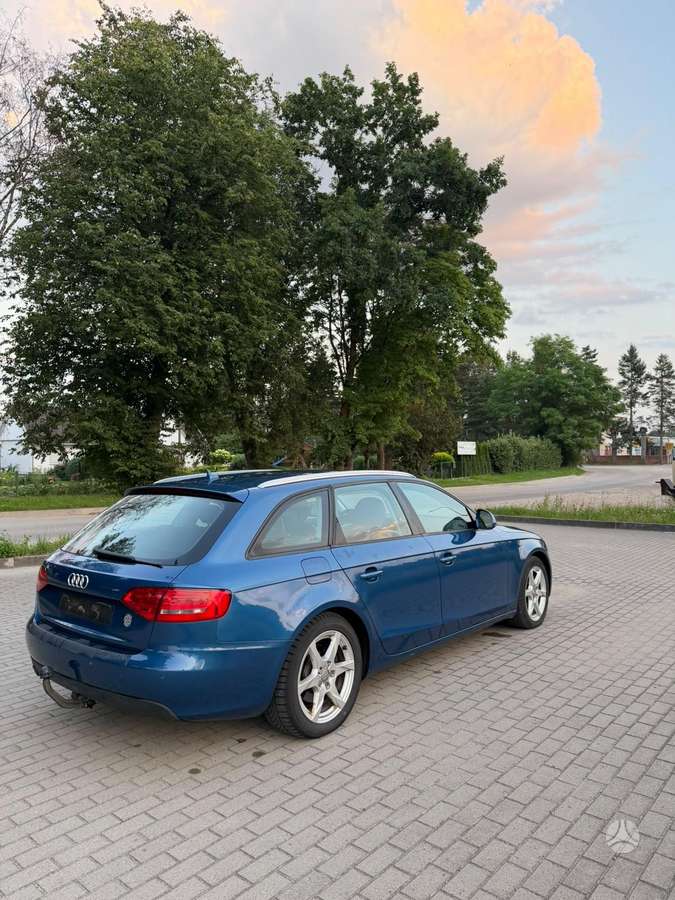Audi A4 2009 — салон